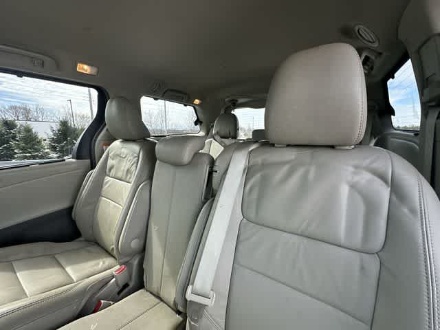 Thumbnail: 2018 Toyota Sienna - 17