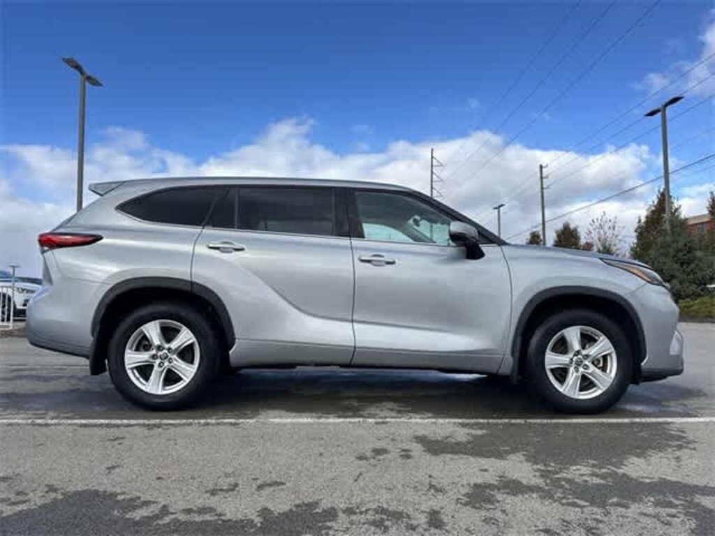 Used 2022 Toyota Highlander LE SUV