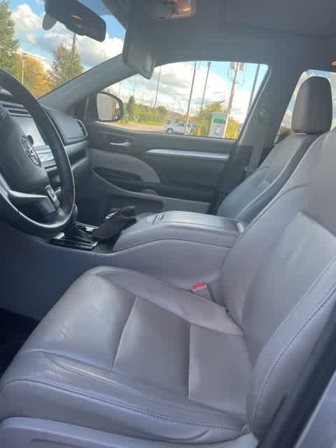 Thumbnail: 2016 Toyota Highlander - 7