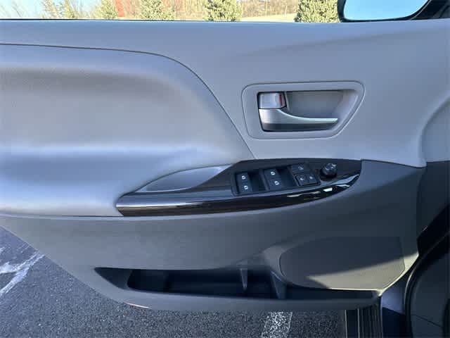 Thumbnail: 2020 Toyota Sienna - 18