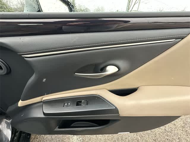 Thumbnail: 2021 Lexus ES - 22