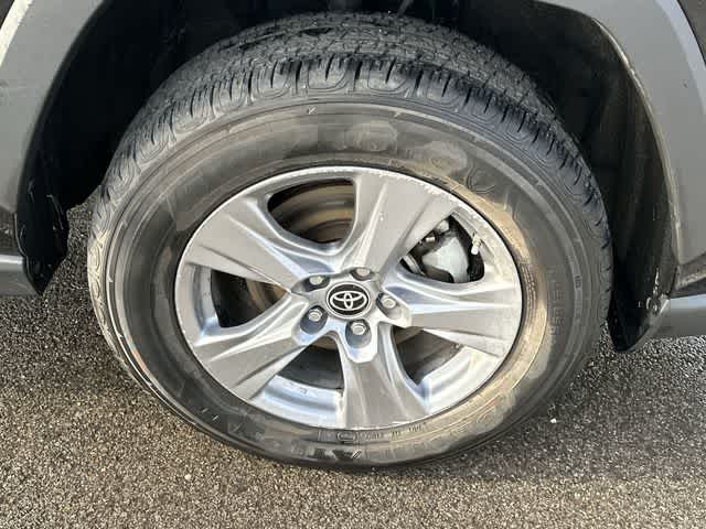 Thumbnail: 2022 Toyota RAV4 - 21