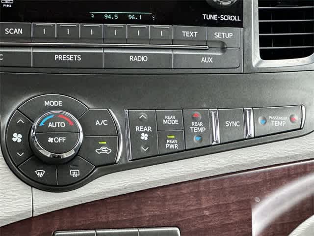 Thumbnail: 2013 Toyota Sienna - 13