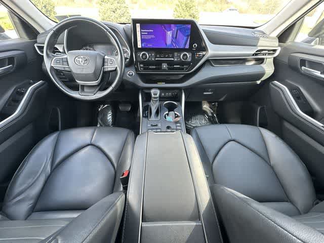 Thumbnail: 2023 Toyota Highlander - 21