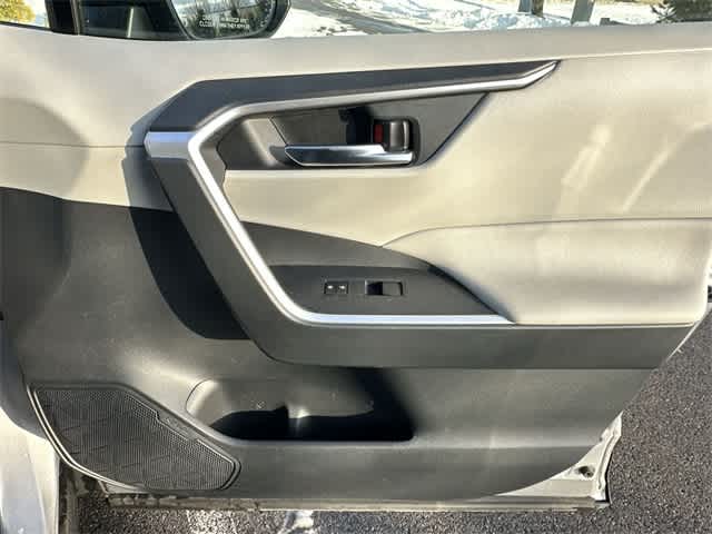 Thumbnail: 2021 Toyota RAV4 - 23