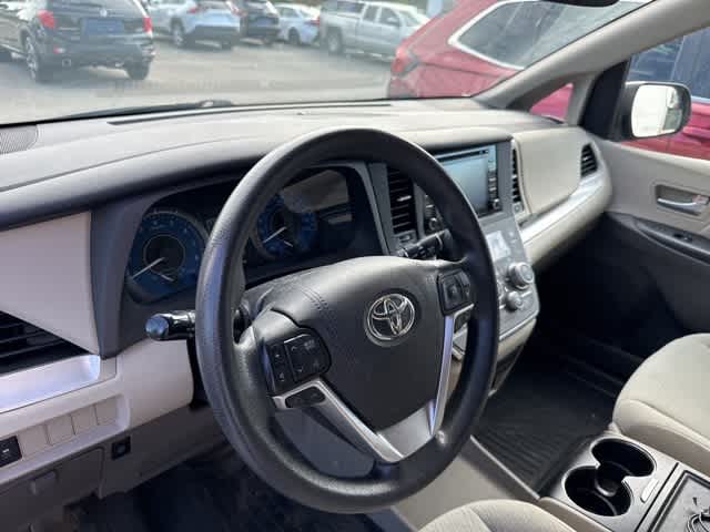 Thumbnail: 2018 Toyota Sienna - 6
