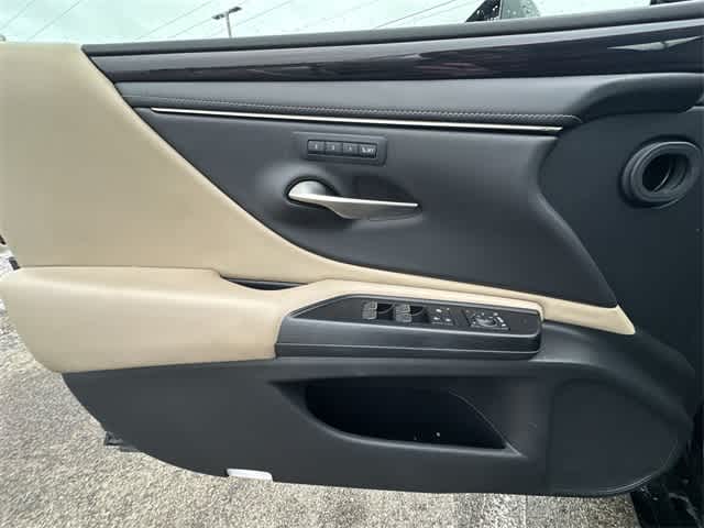 Thumbnail: 2021 Lexus ES - 18