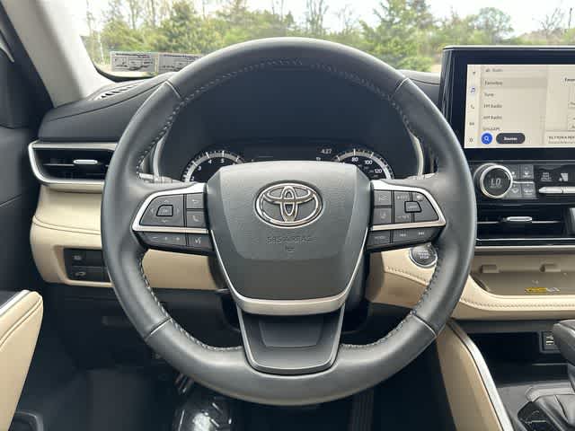 Thumbnail: 2023 Toyota Highlander - 8