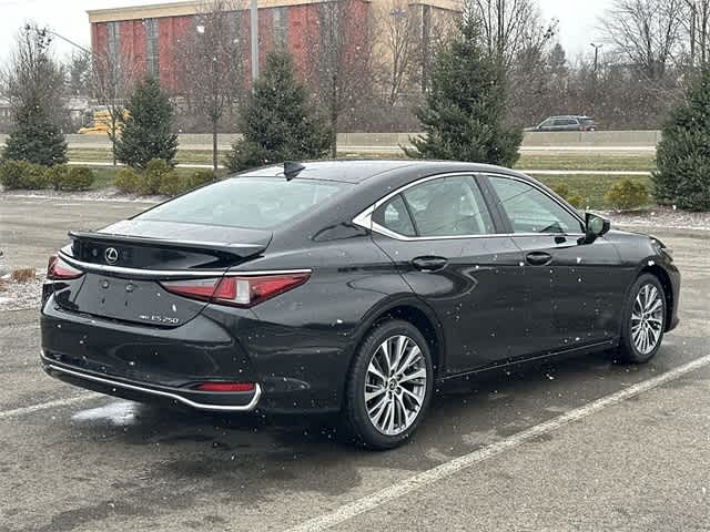 Thumbnail: 2021 Lexus ES - 32