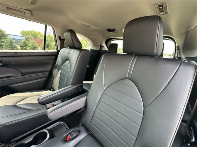 2024 Toyota Highlander XLE 16