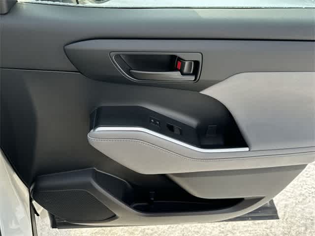 Thumbnail: 2021 Toyota Highlander - 21