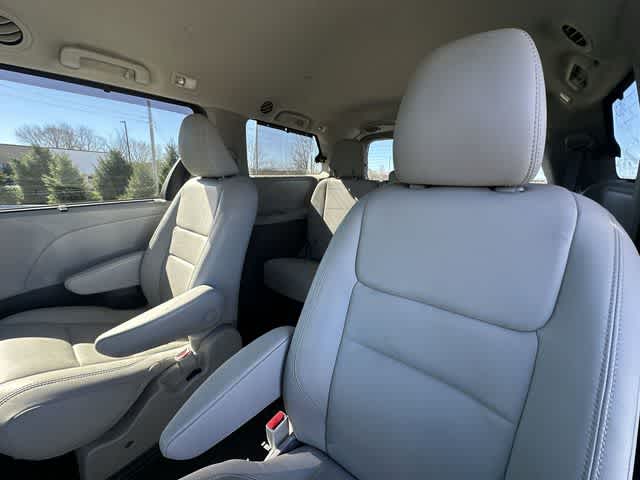 Thumbnail: 2020 Toyota Sienna - 15