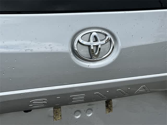 Thumbnail: 2018 Toyota Sienna - 20