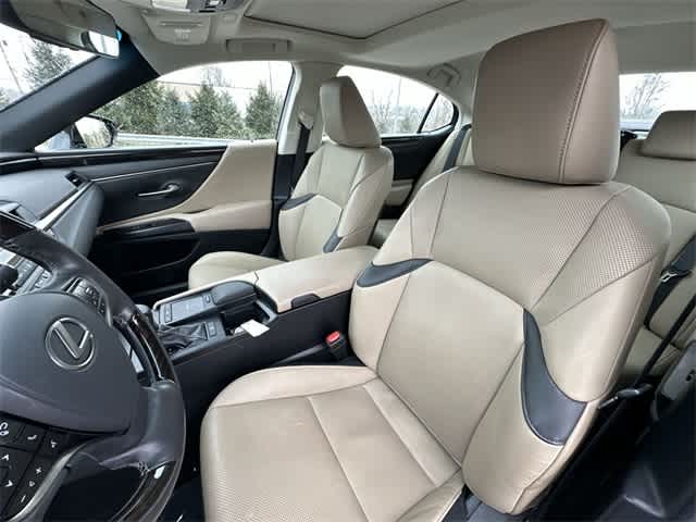 Thumbnail: 2021 Lexus ES - 17