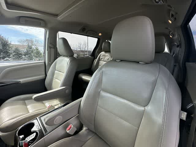 Thumbnail: 2018 Toyota Sienna - 16