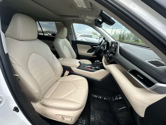 Thumbnail: 2023 Toyota Highlander - 22