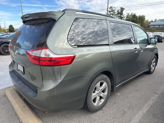 Thumbnail: 2018 Toyota Sienna - 3