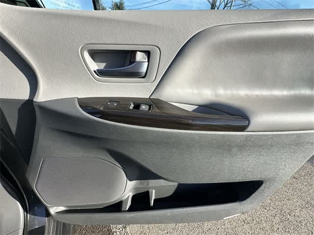 Thumbnail: 2020 Toyota Sienna - 24