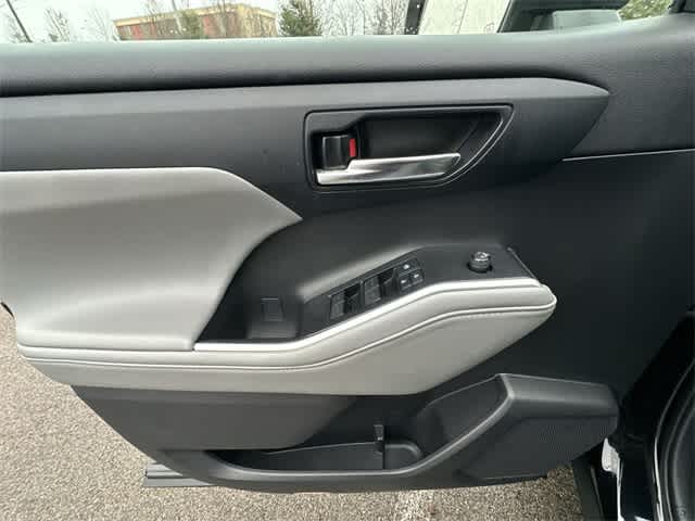 Thumbnail: 2021 Toyota Highlander - 17