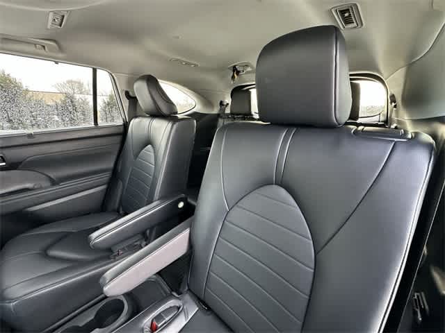 Thumbnail: 2023 Toyota Highlander - 18