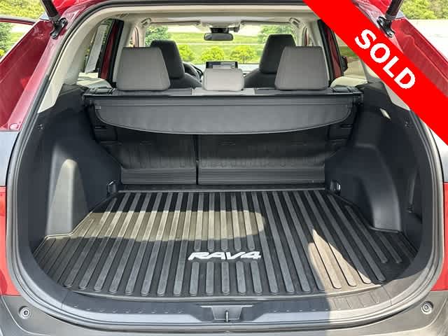 2022 Toyota RAV4 XLE 24