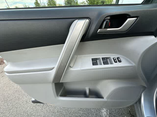 Thumbnail: 2012 Toyota Highlander - 16