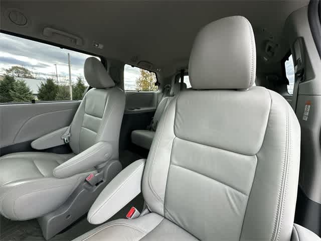 Thumbnail: 2018 Toyota Sienna - 18