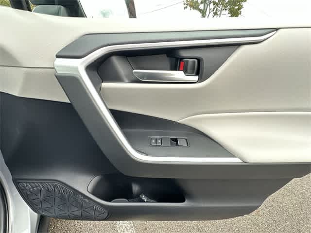 Thumbnail: 2025 Toyota RAV4 - 21