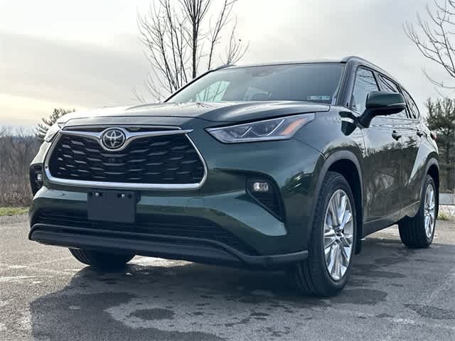 Thumbnail: 2023 Toyota Highlander - 21