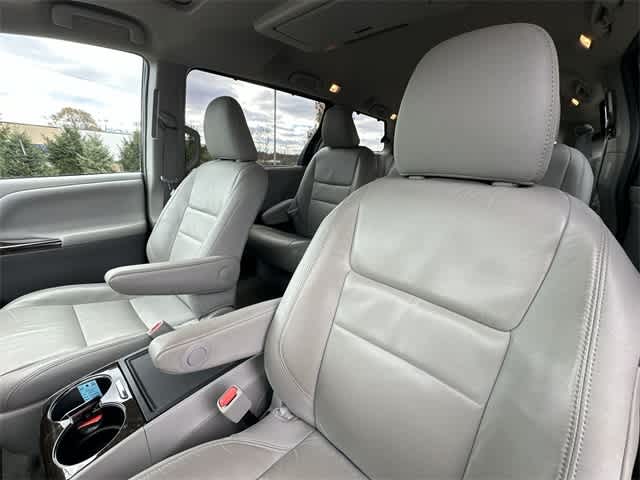 Thumbnail: 2018 Toyota Sienna - 17