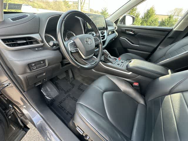 Thumbnail: 2023 Toyota Highlander - 16