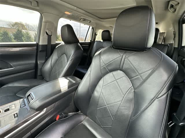 Thumbnail: 2022 Toyota Highlander - 16