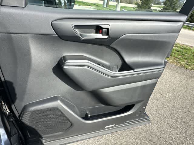 Thumbnail: 2023 Toyota Highlander - 24