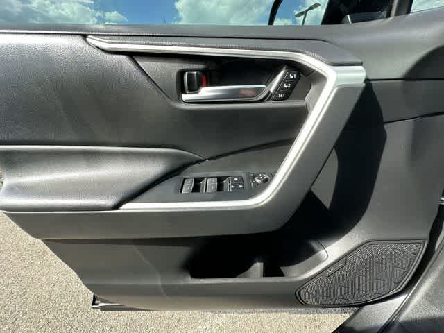 Thumbnail: 2022 Toyota RAV4 - 17