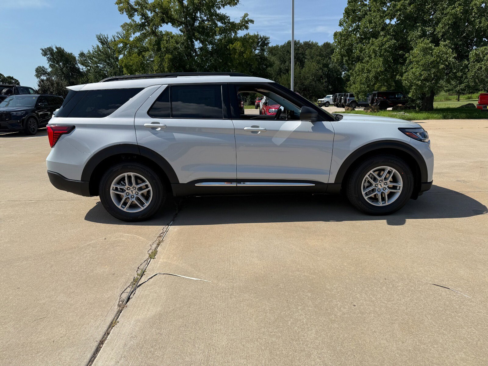 2025 Ford Explorer photo 3