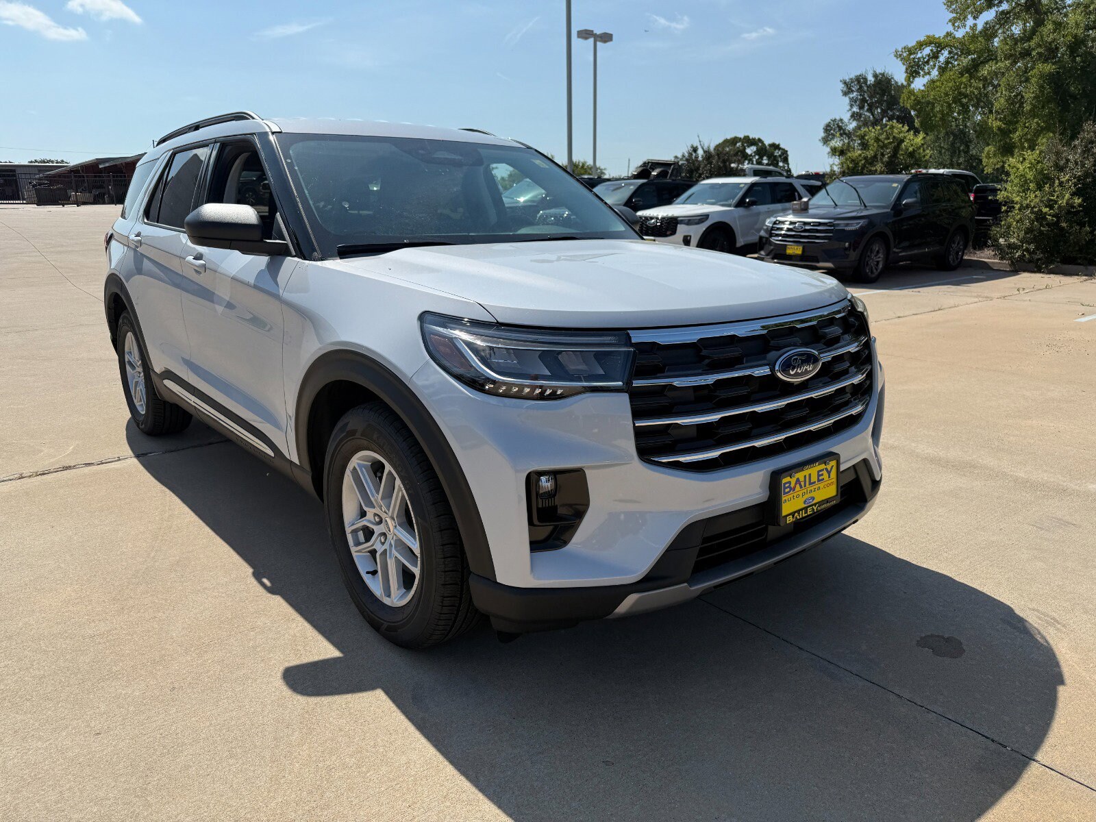 2025 Ford Explorer photo 2