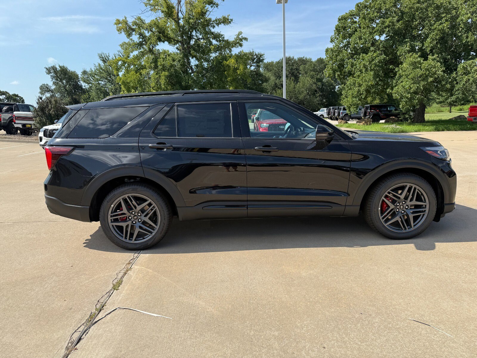 2025 Ford Explorer ST photo 4