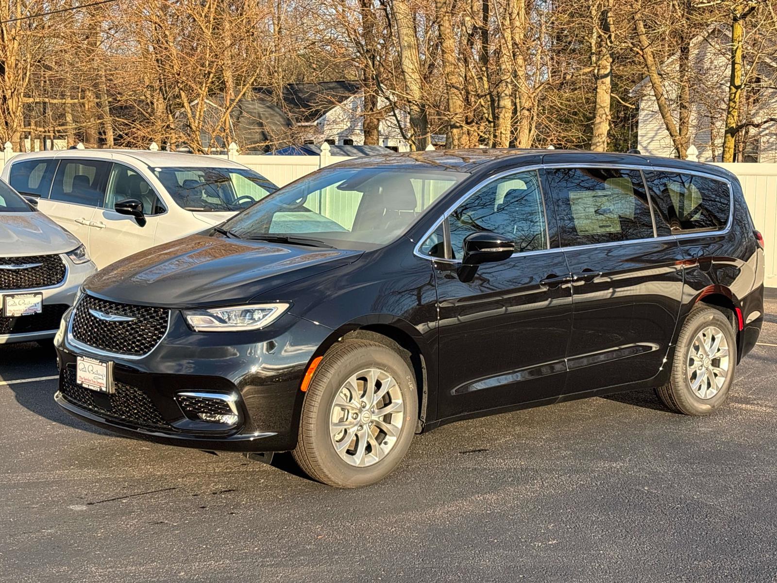 2026 Chrysler Pacifica Select's photo