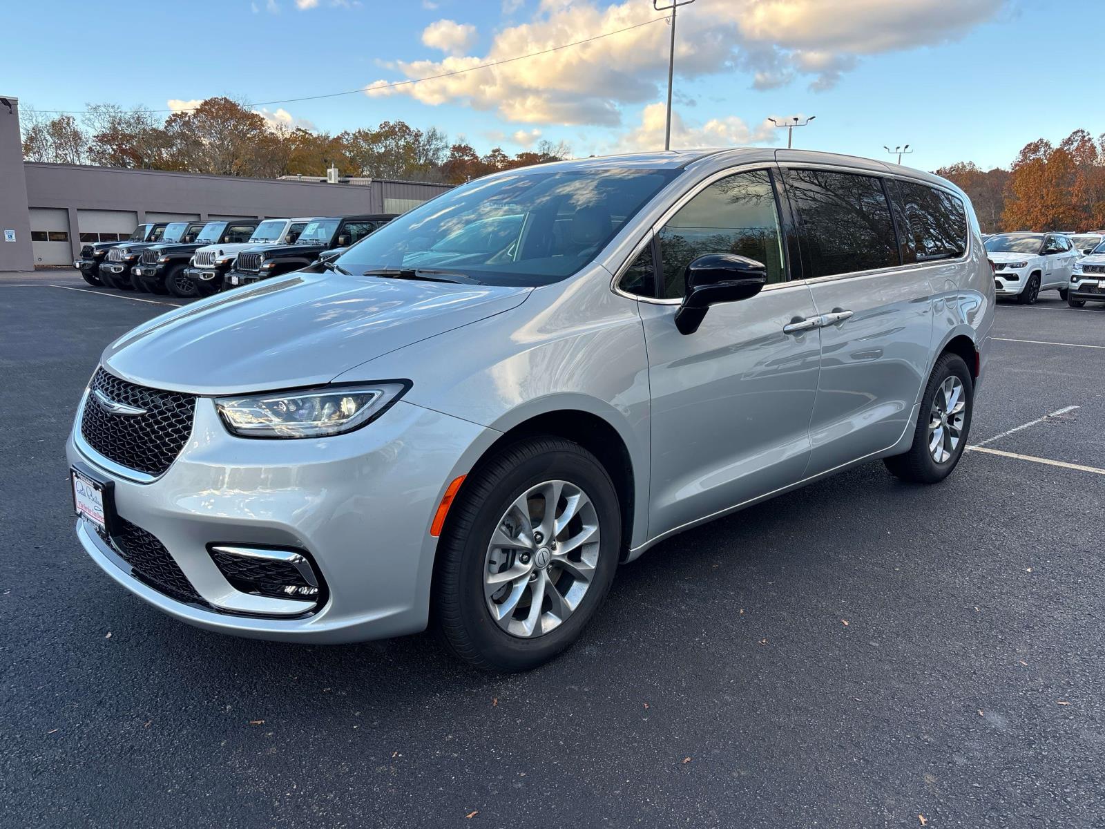 2026 Chrysler Pacifica Select's photo