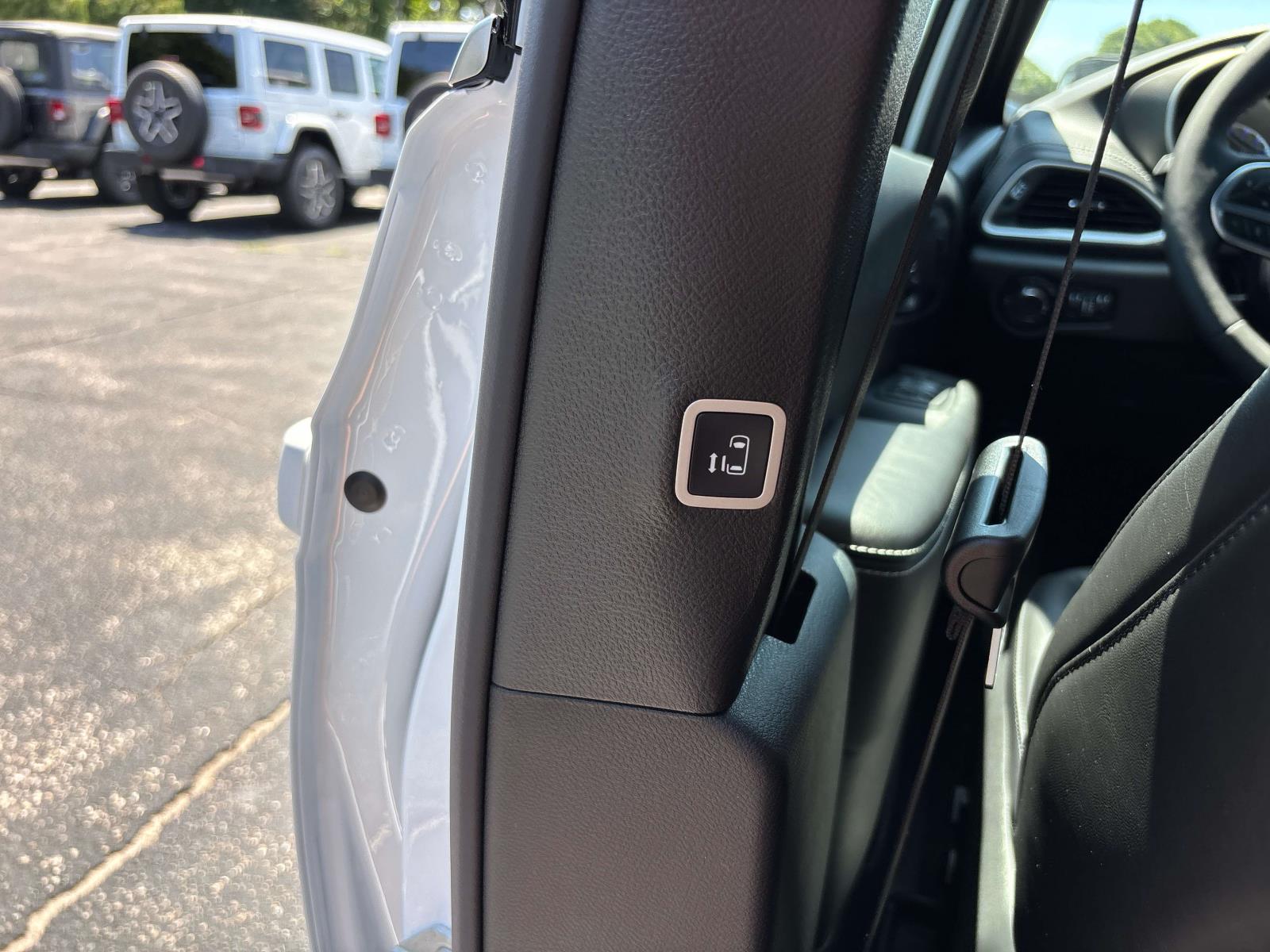2027 Chrysler Pacifica Select - Photo 9