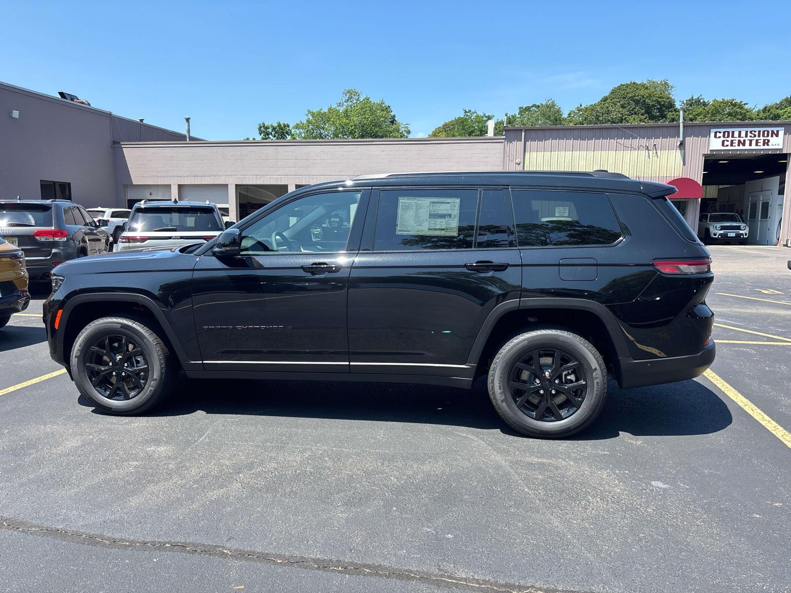 2025 Jeep Grand Cherokee Altitude photo 2