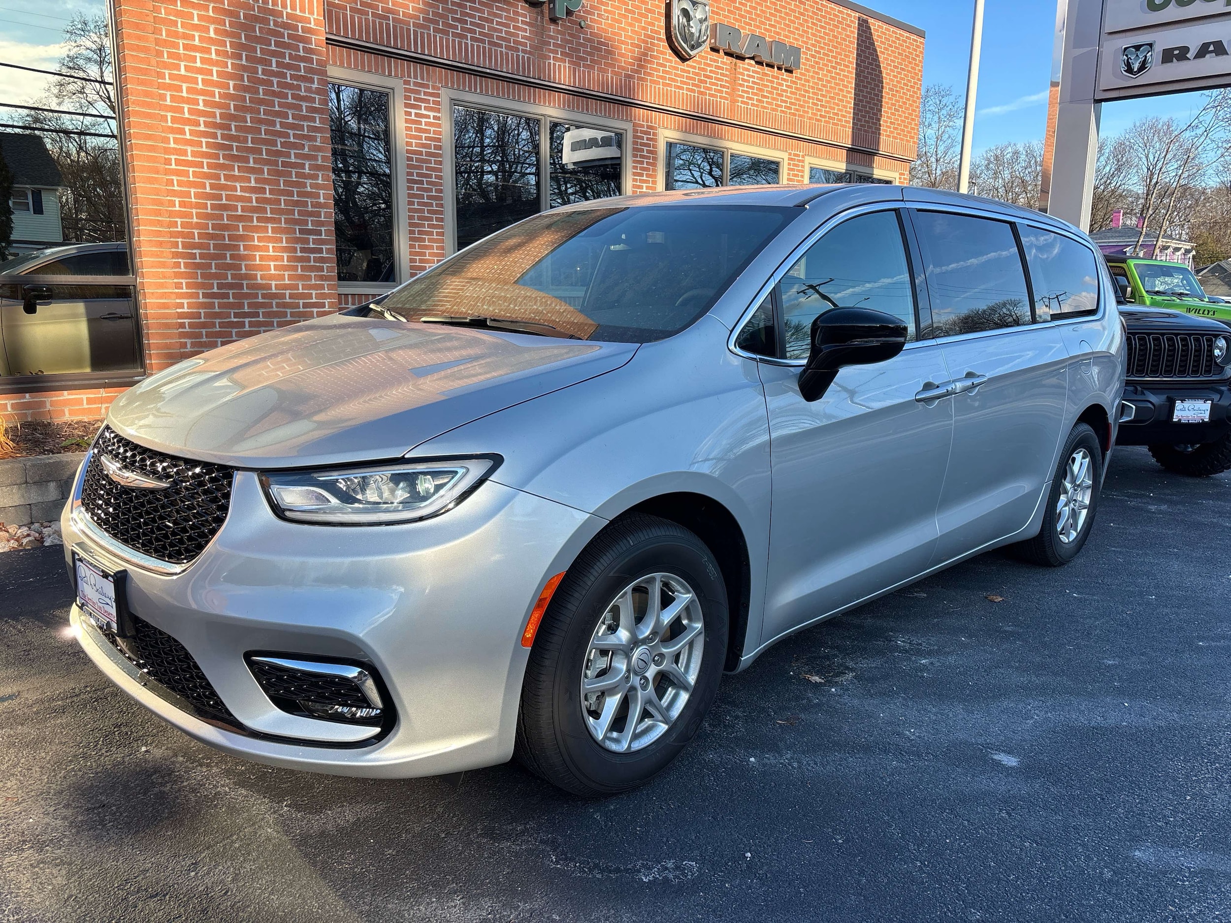 2026 Chrysler Pacifica Select's photo