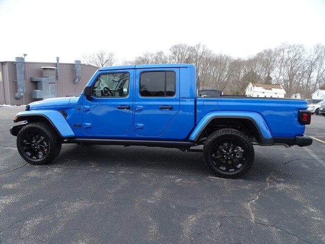 2025 Jeep Gladiator photo 3
