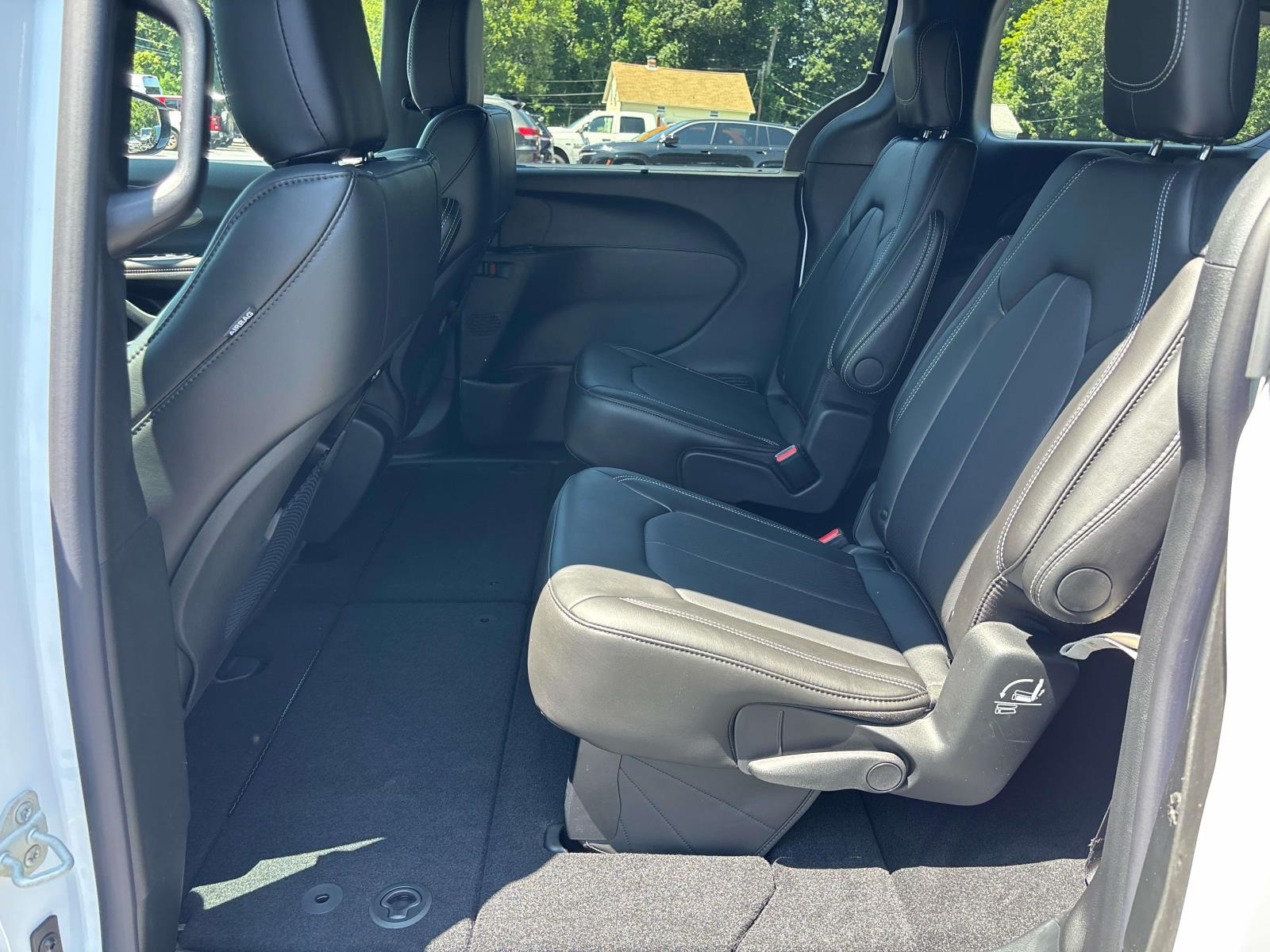 2027 Chrysler Pacifica Select - Photo 6