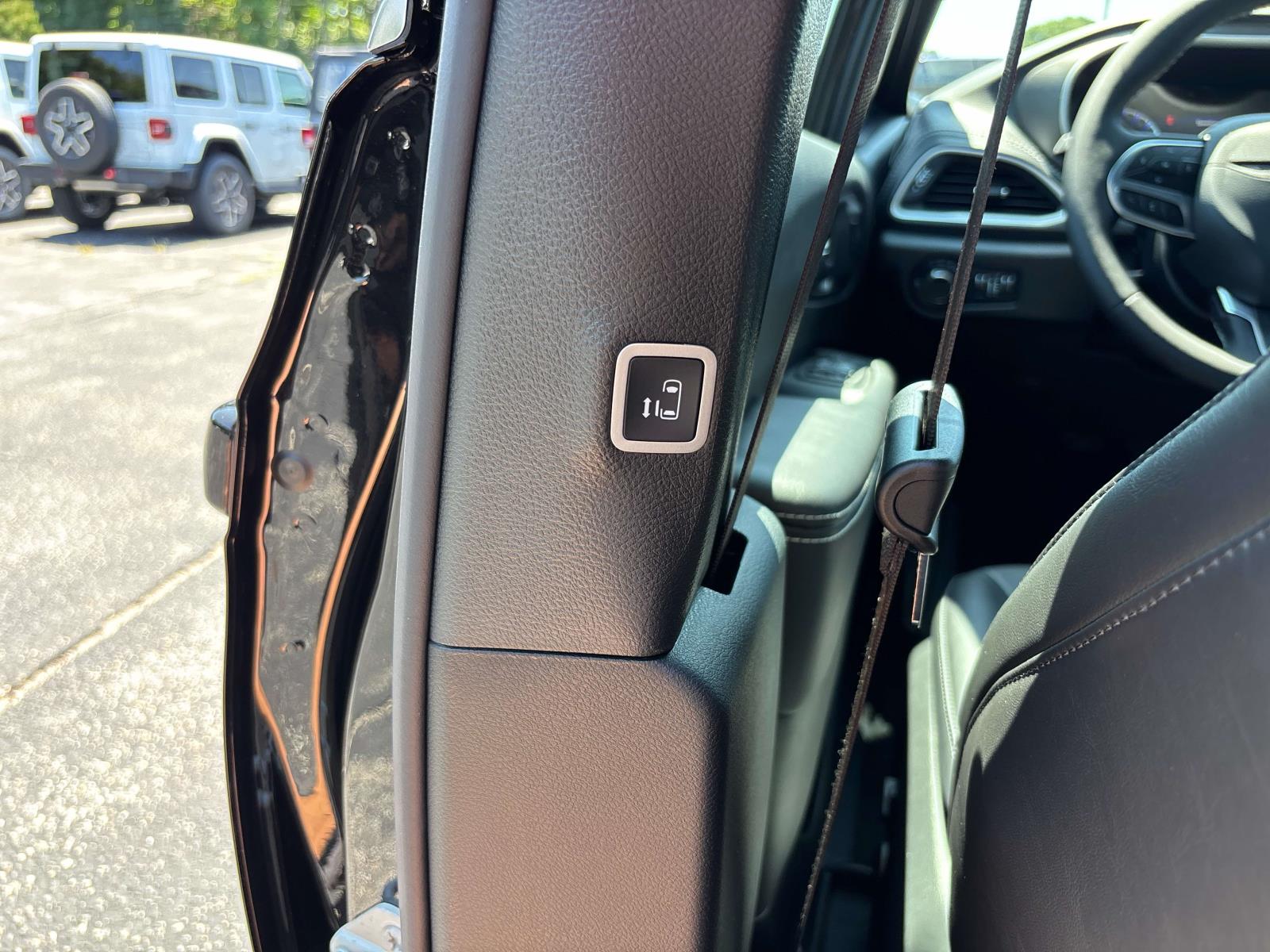 2027 Chrysler Pacifica Select - Photo 10