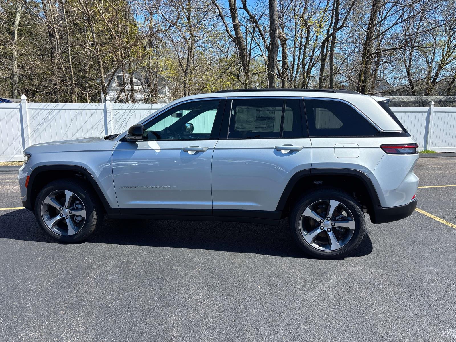 2025 Jeep Grand Cherokee Limited photo 2