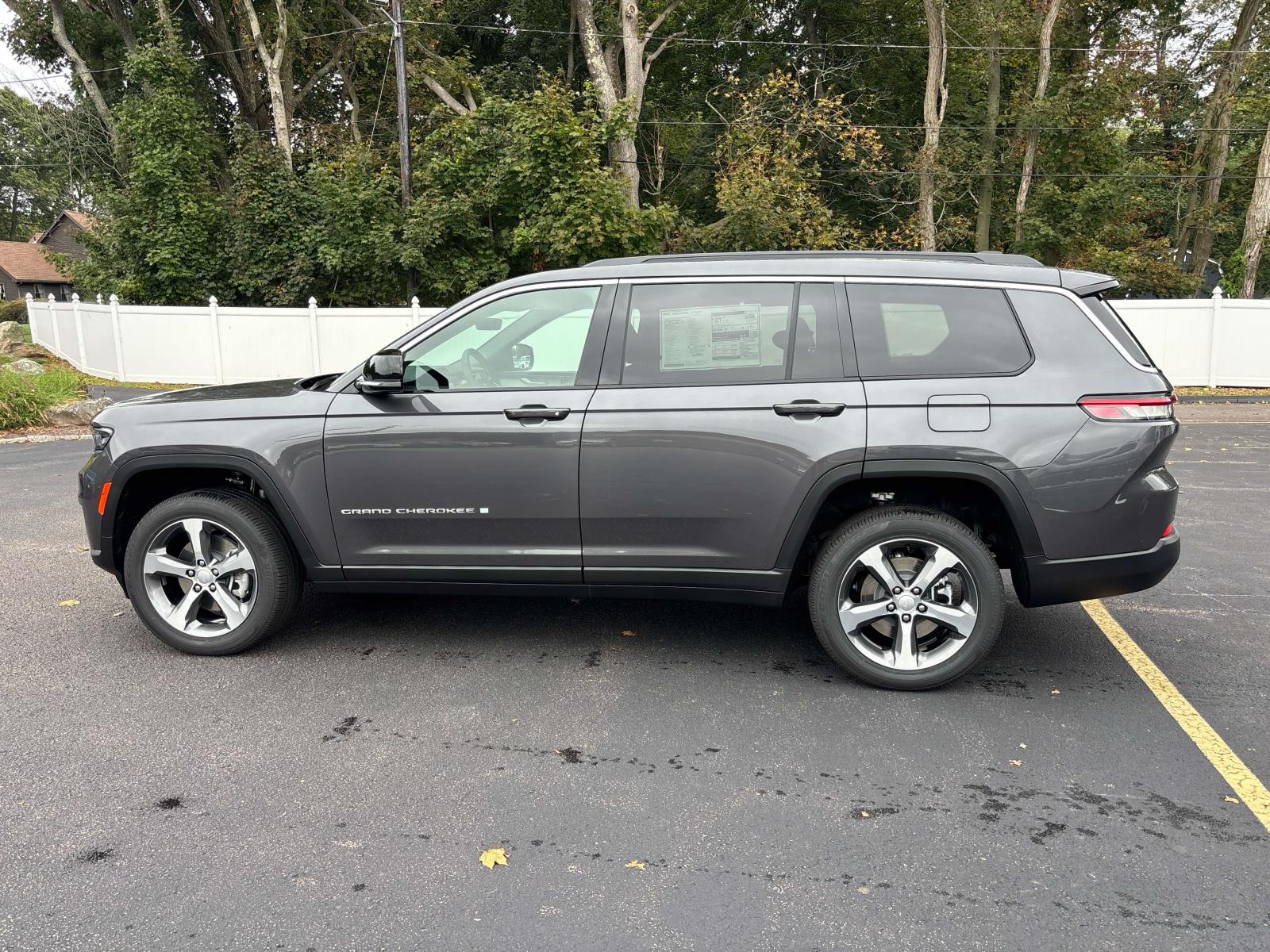 2025 Jeep Grand Cherokee Limited photo 2