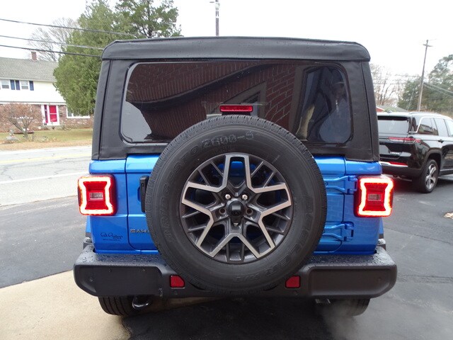 2025 Jeep Wrangler Sahara photo 4