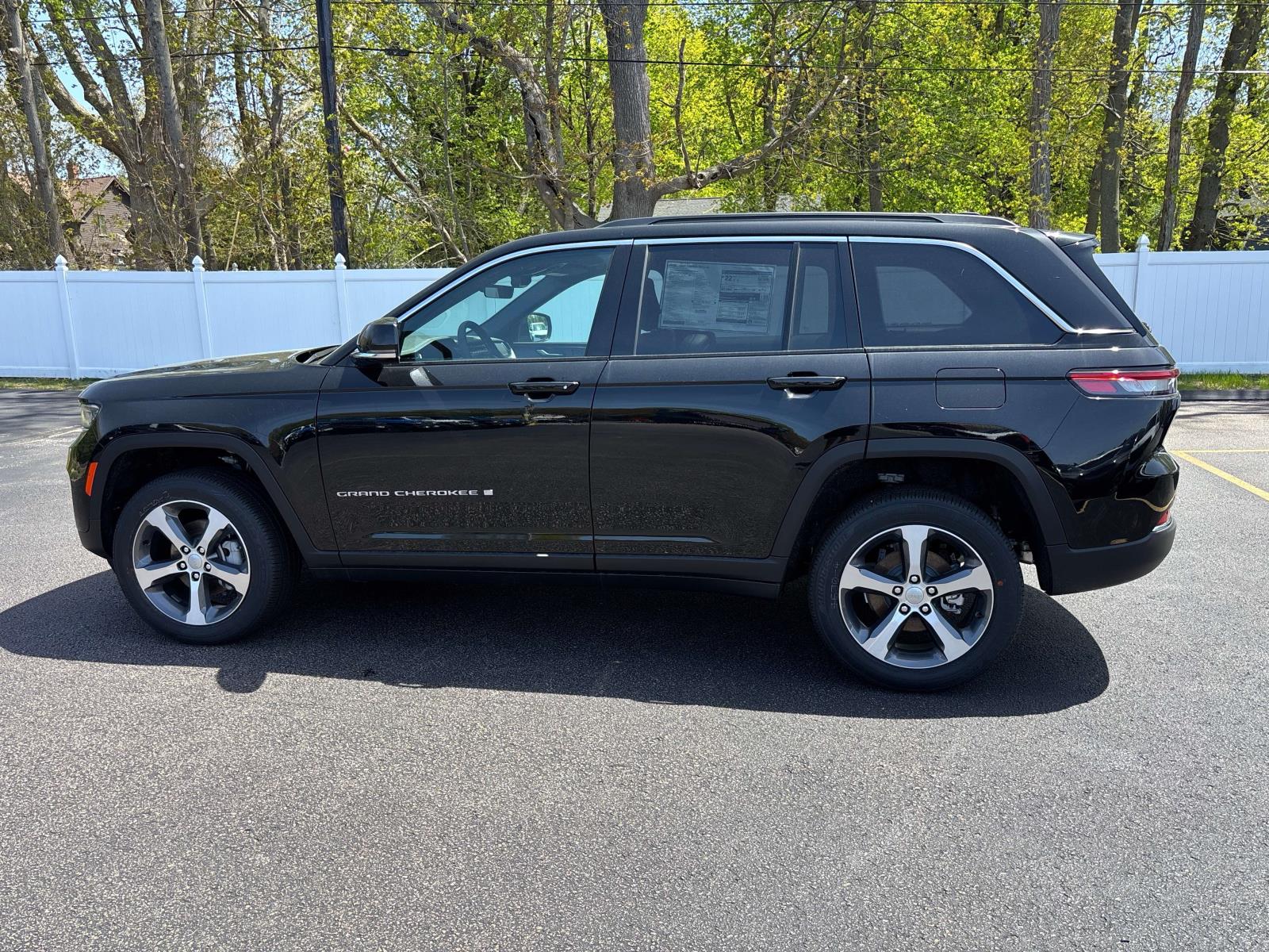 2025 Jeep Grand Cherokee Limited photo 2