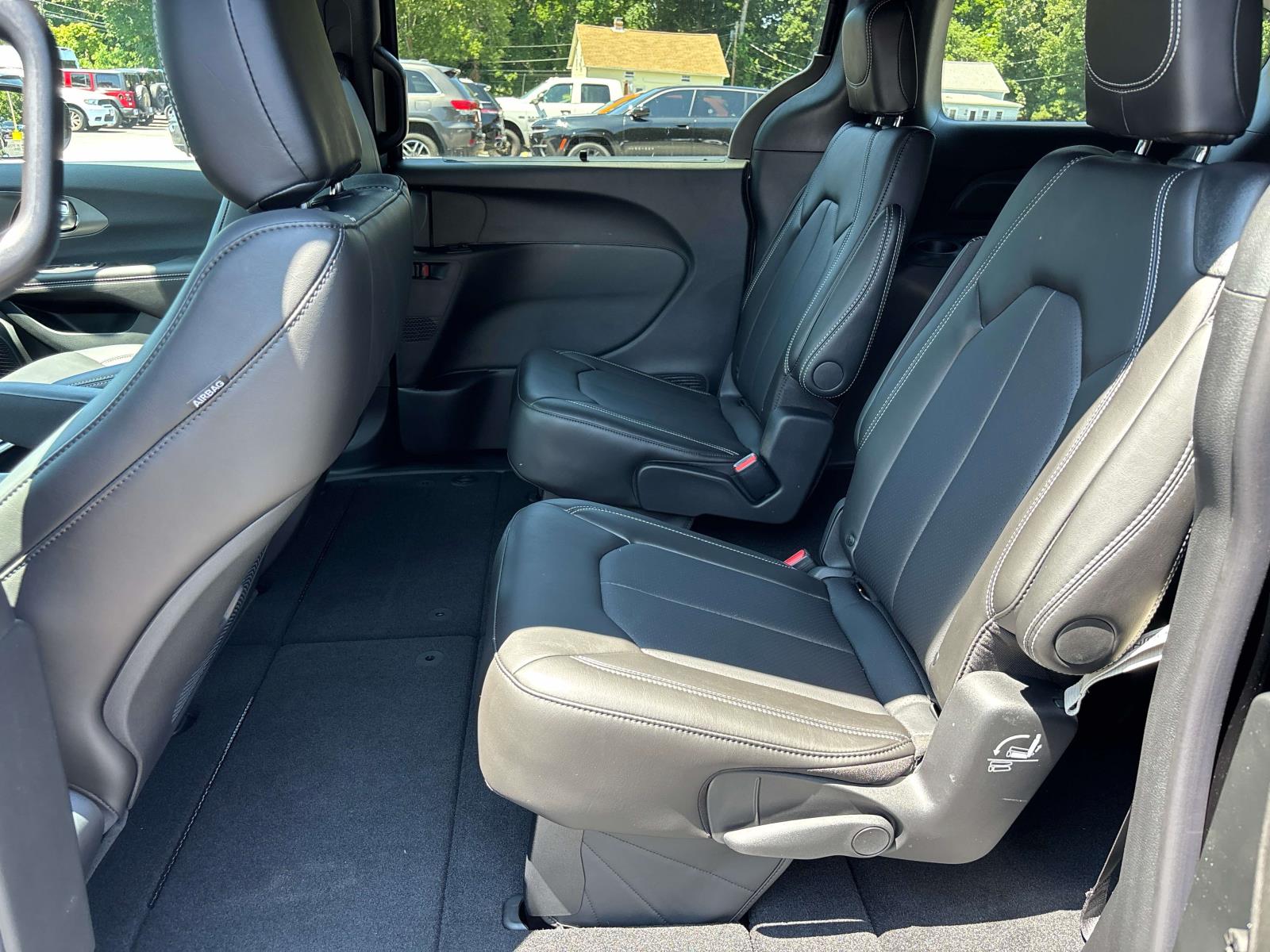 2027 Chrysler Pacifica Select - Photo 7